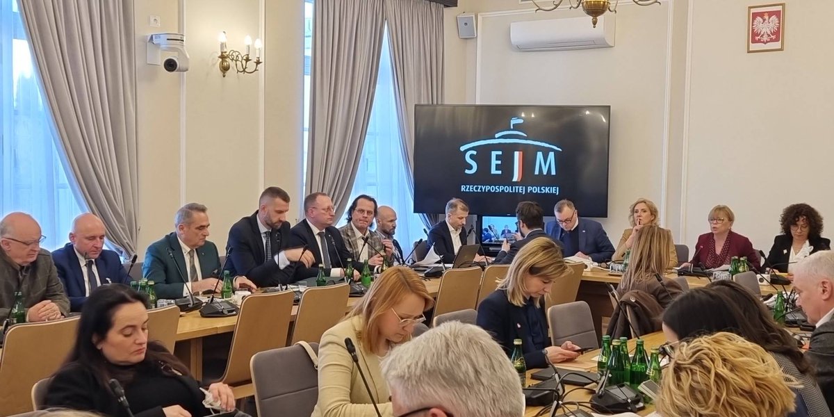 Myśliwa Urszula Pasławska mówiła na wczorajszej komisji, że PZŁ się "samofinansuje" z własnych składek.

To my przypomnimy, że PZŁ finansuje się przede wszystkim poprzez sprzedaż polowań dewizowych - sprzedaży możliwości zabijania obcokrajowcom zwierząt dziko żyjących w Polsce,