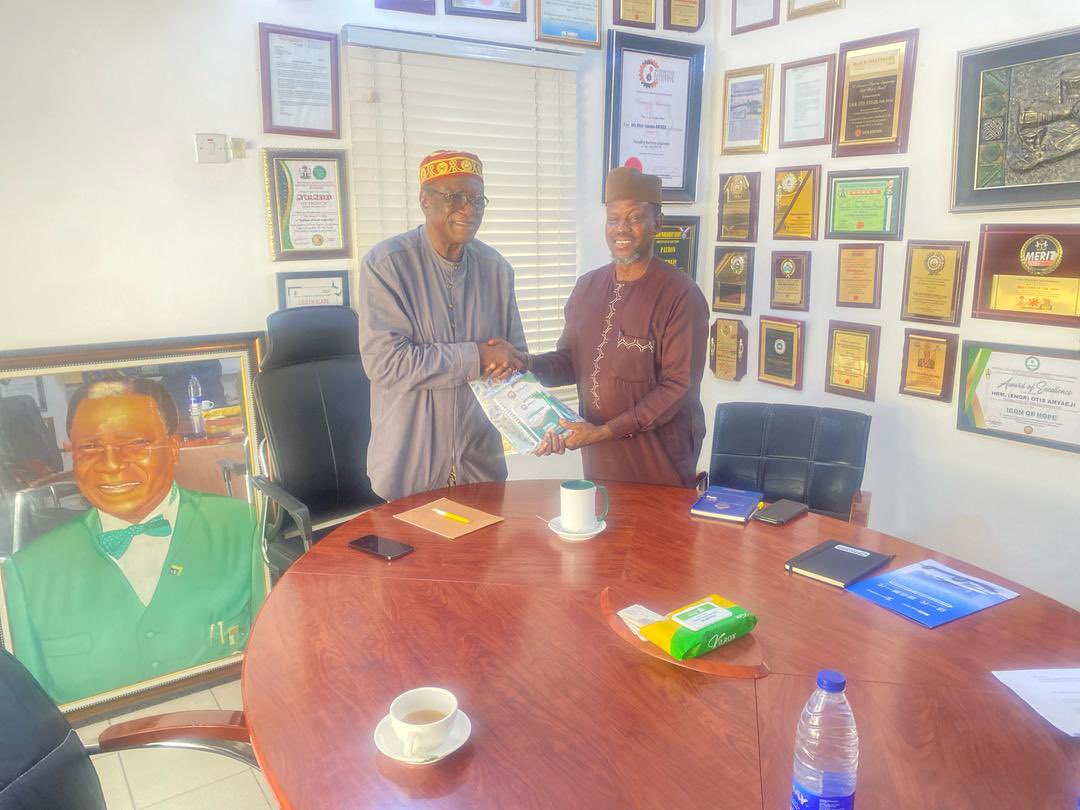 Presentation of Souvenir to His Royalty,Engr.Otis Anyaeji,FAEng,FNSE, FNIMechE by the National Chairman,Engr.Alhassan Abdu Mohammed, FNIMechE