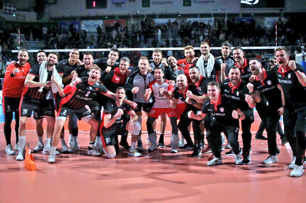 Jakub110Jakub's tweet photo. ‼️ SZESNAŚCIE, CZYLI NOWY REKORD ASSECO RESOVII RZESZÓW ⚪🔴

Podopieczni Tuomasa Sammelvuo ustanowili wczoraj nowy rekord wygranych oficjalnych meczów z rzędu w XXI wieku przez Asseco Resovię Rzeszów!

▪️16 - rozegranych meczów.
▪️16 - wygranych meczów.
▪️10 - zwycięstw w PlusLidze.
▪️6 - zwycięstw w CEV Cup.
▪️73 - dni od ostatniego przegranego spotkania.

🟢: Bogdanka LUK (3-2), PlusLiga 
🟢: Pafos Pafiakos (3-1), CEV Cup
🟢: GKS Katowice (3-0), PlusLiga
🟢: PGE Projekt (3-0), PlusLiga 
🟢: Pafos Pafiakos (3-0), CEV Cup
🟢: Steam Hemarpol (3-1), PlusLiga
🟢: AZS Olsztyn (3-0), PlusLiga
🟢: Fenerbahce (3-1), CEV Cup
🟢: Cuprum Stilon (3-1), PlusLiga
🟢: Trefl Gdańsk (3-2), PlusLiga 
🟢: Fenerbahce (3-1), CEV Cup
🟢: Skra Bełchatów (3-0), PlusLiga
🟢: Ślepsk Malow (3-1), PlusLiga
🟢: Tours VB (3-2), CEV Cup
🟢: ZAKSA K-K (3-2), PlusLiga 
🟢: Tours VB, (3-0), CEV Cup 

CO ZA SERIA RZESZOWIAN! 

CZAPKI Z GŁÓW! ⚪🔴

Foto: Asseco Resovia Rzeszów.
#PlusLiga