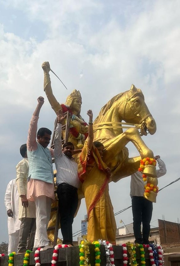umeshbhailodhi's tweet photo. आज बुंदेलखंड के पन्ना जिले की पवई बिधानसभा के रैपुरा में बीरागंना #रानीअवंतीबाईलोधी की प्रतिमा पर आदरणीय दीदी @anupamanbsr जी राष्ट्रीय कार्यसमिति सदस्य ओबीसी मोर्चा दिल्ली प्रदेश की प्रभारी के साथ माल्यार्पण कर उनको श्रद्धांजलि अर्पित की इस अवसर पर क्षेत्रवासी उपस्थित रहे !! https://t.co/5Ucz2HTqgF