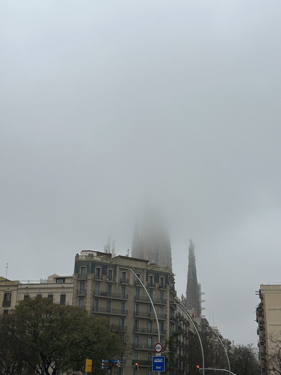 alexsnclmnt's tweet photo. Segur que heu pensat que el radar de precipitació fallava perquè plou però no marca pluja… però això és perquè els núvols són tan baixos (més que alguns edificis de Barcelona!) que es troben PER SOTA del nivell dels radars. Això fa que no puguin detectar aquestes precipitacions. https://t.co/GFtY6XmzTB