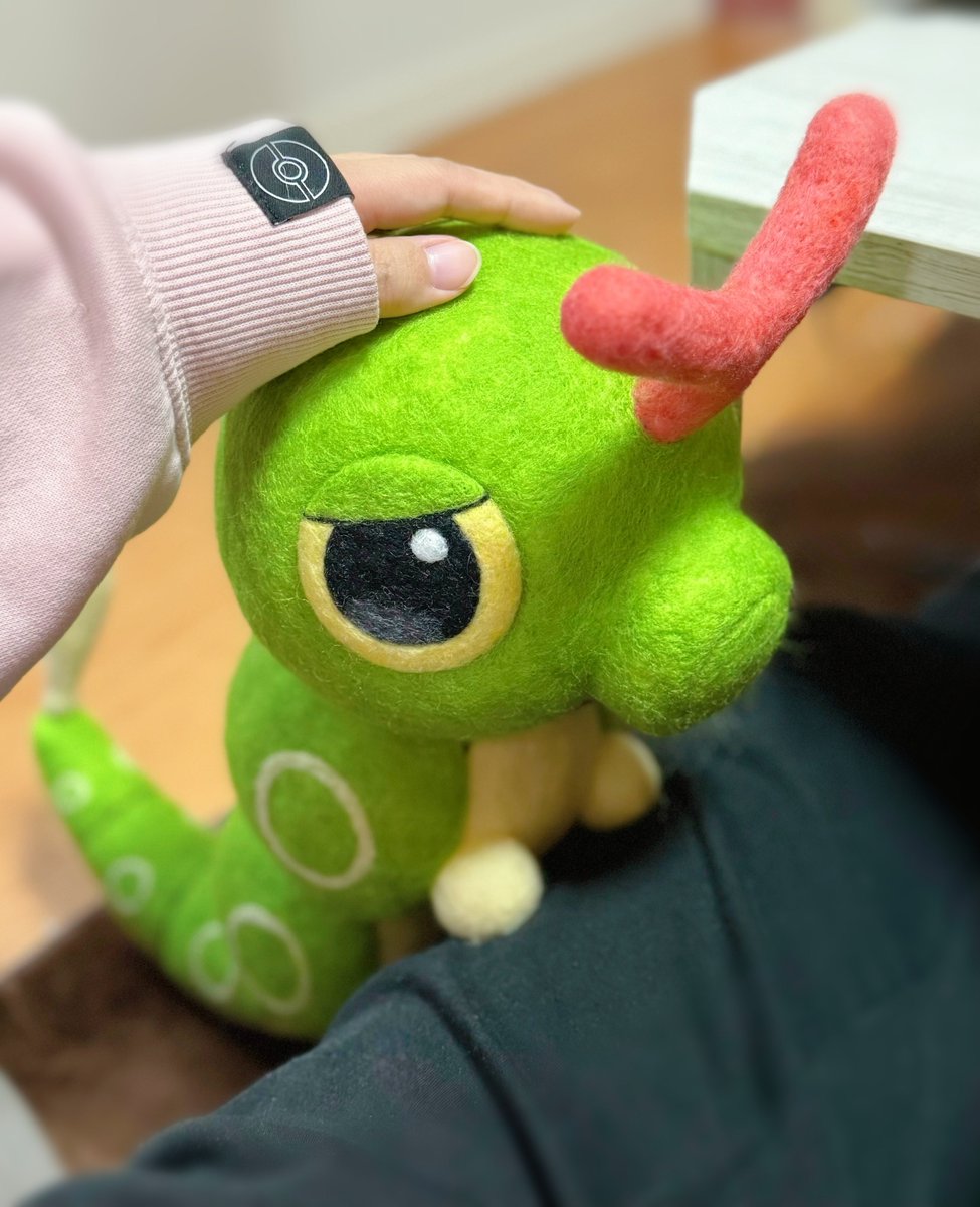 何か言いたげ(´･ω･)ﾉ ﾖｼﾖｼ

#等身大キャタピーのいる生活