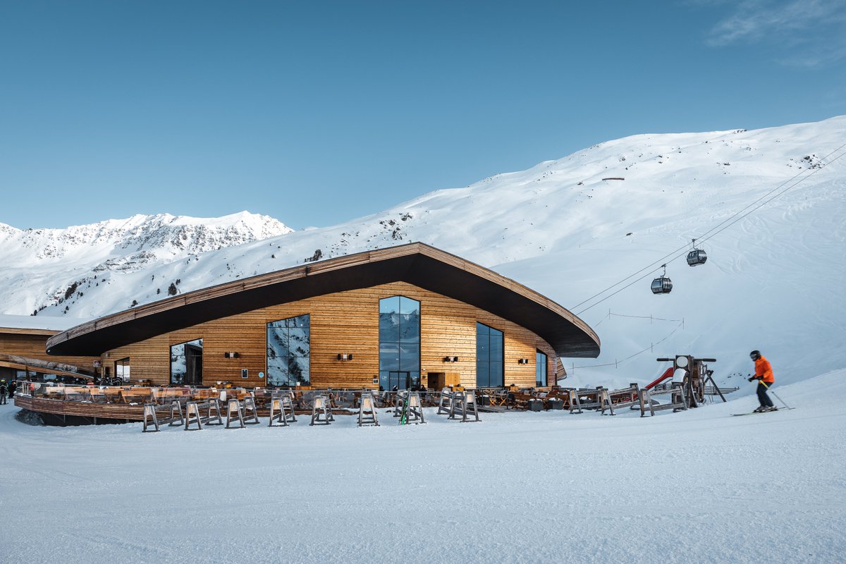 Austria_UK's tweet photo. 4⃣ Alpine Lifestyle (“Lebensgefühl”)

Austria is famed for "Gemütlichkeit"—a cozy, welcoming lifestyle. 

Enjoy traditional huts, friendly locals, and the warm atmosphere that turns skiing trips into unforgettable cultural experiences. https://t.co/251BeWP5Zz