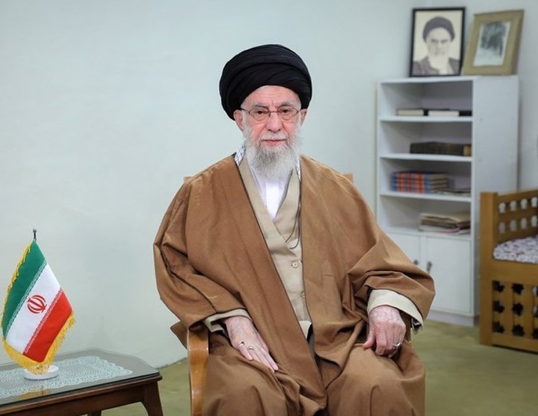 Iliaaaa6's tweet photo. بدون هفت سین، بدون حتی نمادی از نوروز و ایران، حتی نوروز رو هم تبریک نگفت… 
او هیچگونه سنخیتی با ایران و فرهنگ ایران ندارد. https://t.co/N13YzCybhC