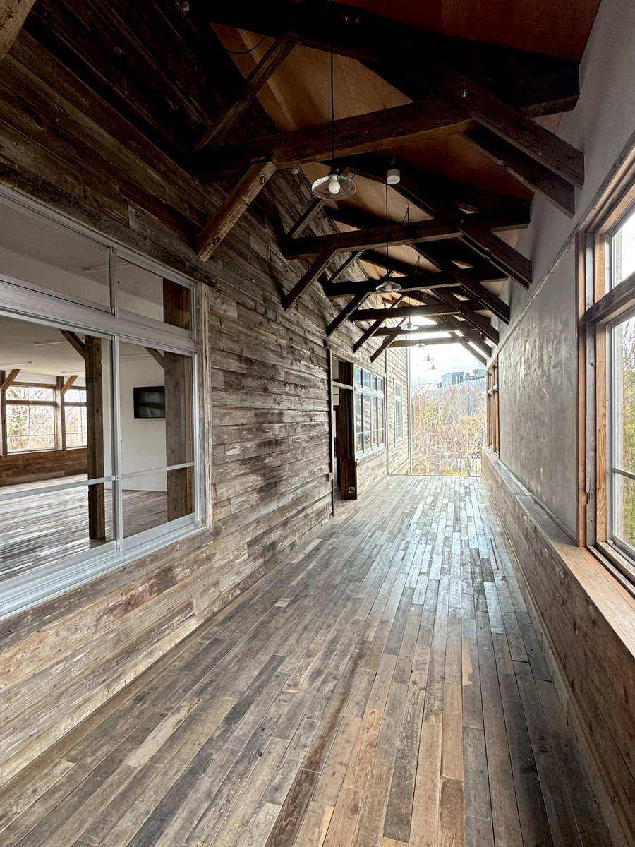 2025万博

シグネチャーパビリオンの一つ、河瀨直美パビリオン

これは必見

古い校舎を丁寧に分解して板や瓦の一つ一つに至るまで元と同じ配置で組み直している

そして古いオリジナルと新しく手を加えたところの調和が見事

河瀨さんと建築家の周防貴之さんの執念が伝わってくる