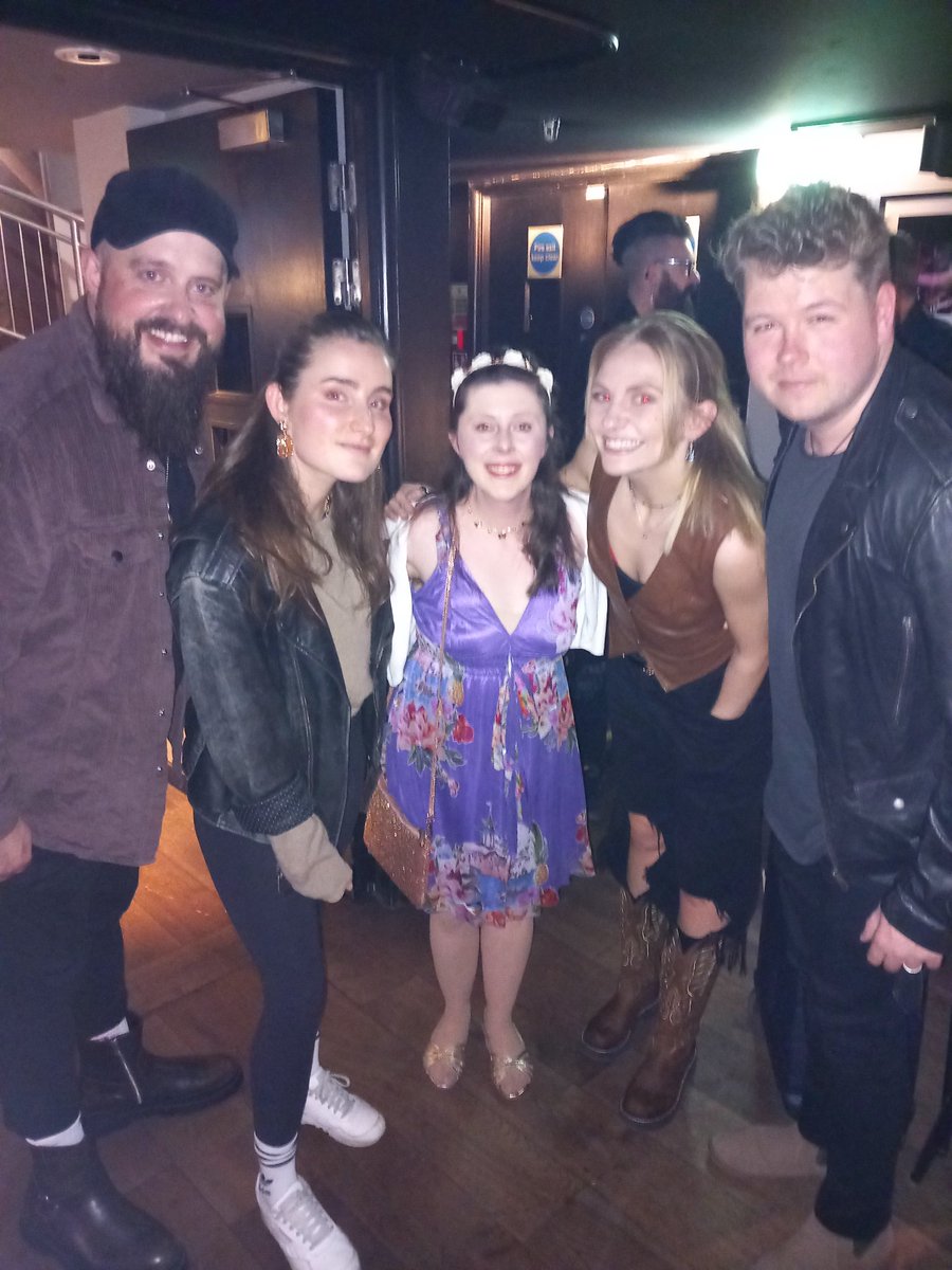 madeleinesims22's tweet image. @benearle and @firsttimeflyers were amazing at Pizza Express live!! 🥰🥰🥰🥰 #benearle #firsttimeflyers #pizzaexpresslive