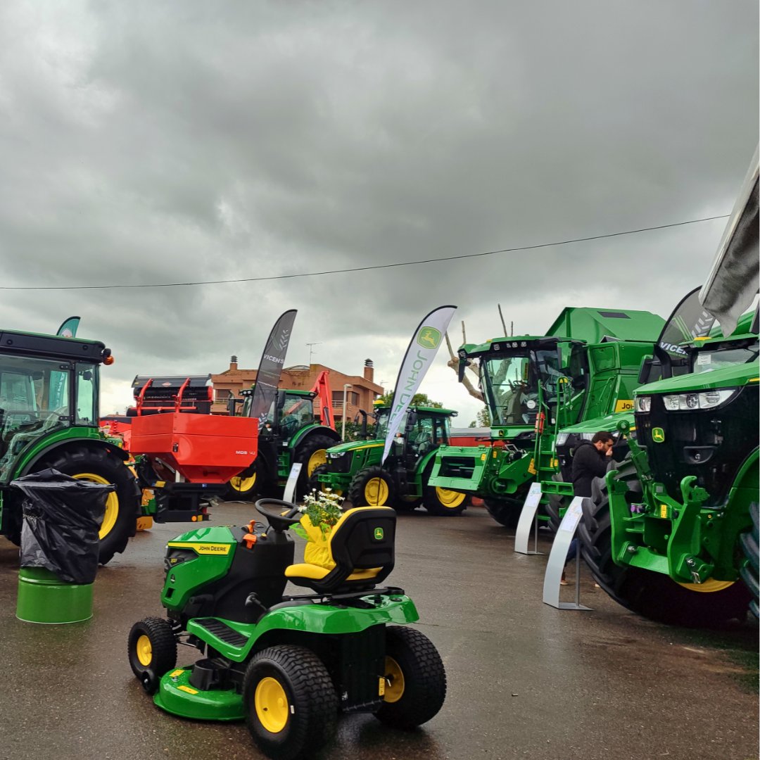 🌧️🚜 Primer dia a la #FiraDeSantJosep de  #Mollerussa! Malgrat el fred i la pluja, l’activitat no s’ha aturat. 💪🌾

Ens trobaràs al nostre estand amb les últimes novetats i la major exposició de #maquinariaagricola

📍 Mollerussa | 🗓️ Fins al 23 de març

#Vicens #JohnDeere
