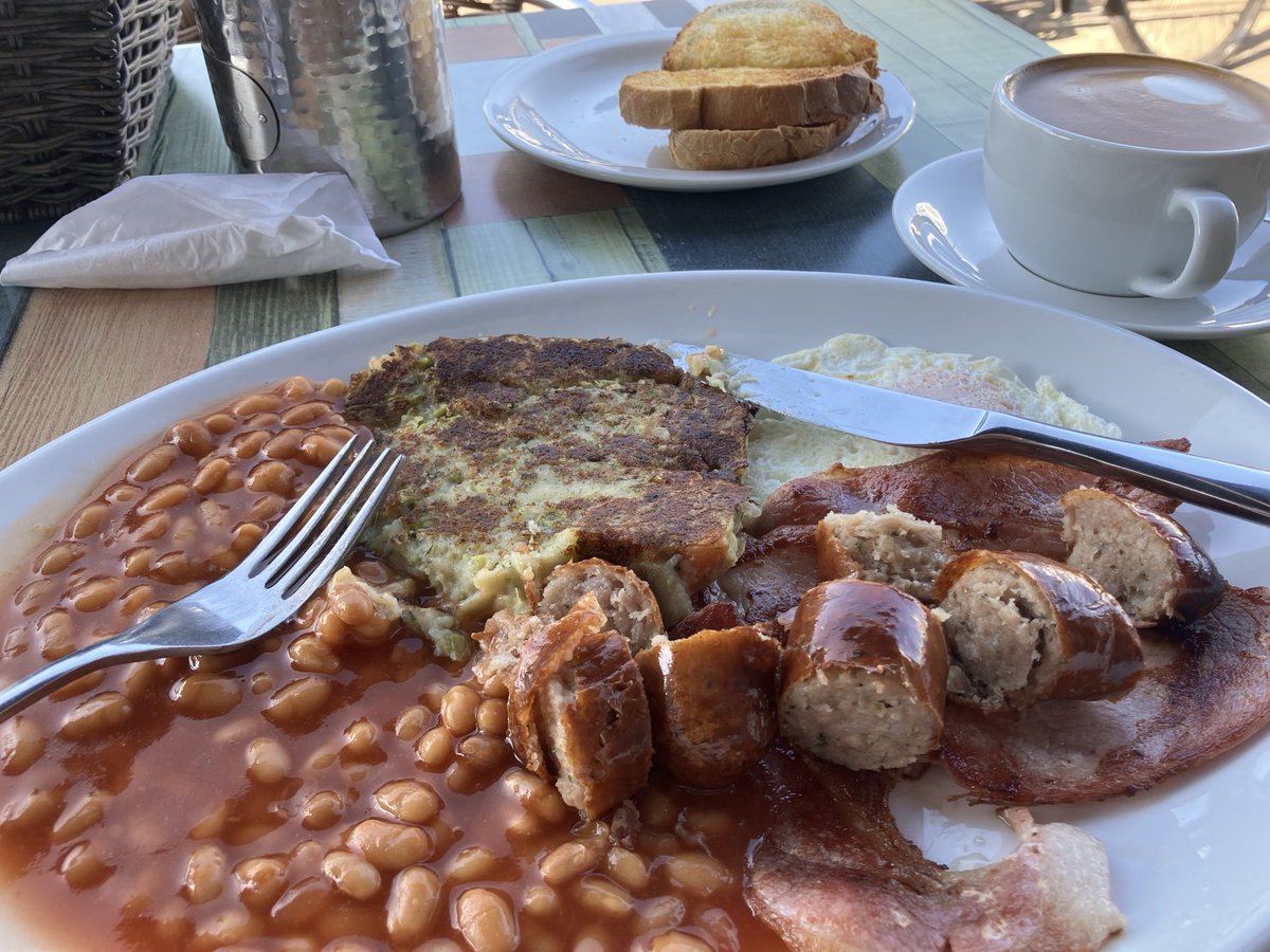 Delivery day so I am on my way in, but stopping off at the brilliant Wagon cafe in Drayton Park for a fortifying N5 breakfast with an extra sausage en route. For reference - bubble is the only acceptable format for potato on a full English breakfast.