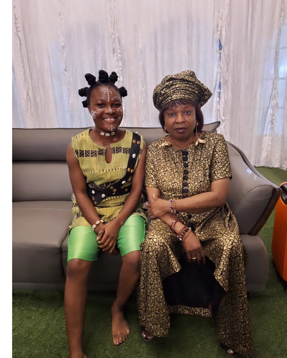 "ELLE MÉRITE TOUT"🥰
C'était un très beau spectacle. 
Merci à La centrale company d'avoir mis devant la scène"ELLES"y compris L'Amazone Des Lettres.
A toutes et à tous, merci infiniment.
Merci pour les appels,messages,les communications etc avant,pendant et après la performance.