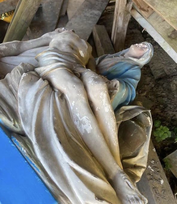 GilbertCollard's tweet photo. Deux statues du Christ et de la Vierge Marie ont été découvertes cassées à Niergnies, près de Cambrai: ces profanations ont un sens de haine contre le christianisme; il faut réagir, sinon ce sera trop tard ! https://t.co/P7BAszx1rZ