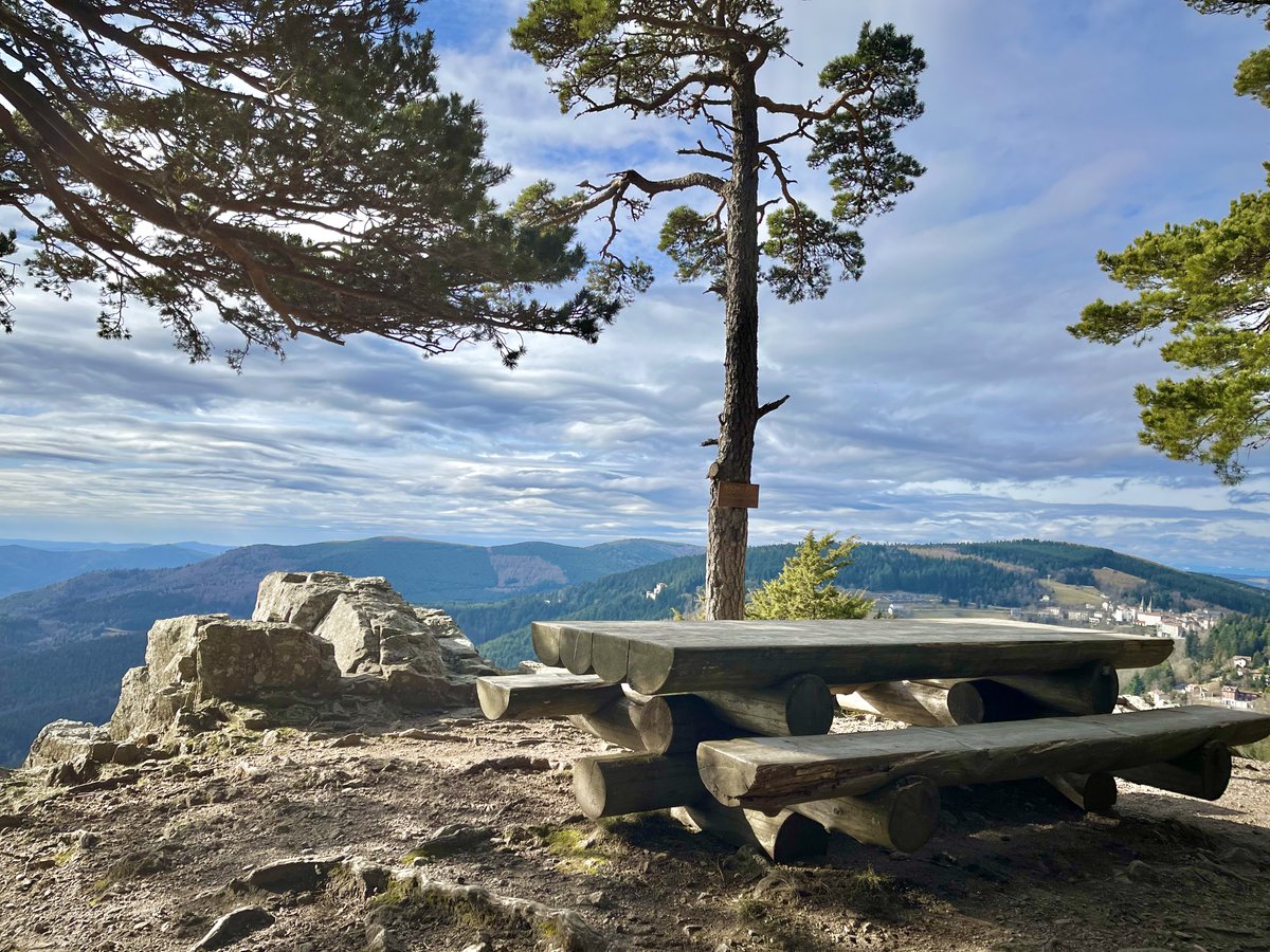 Besoin de souffler ? La vue depuis le belvédère de Rochelipe à Lalouvesc devrait faire l’affaire. Plus qu’un jour avant le week-end !