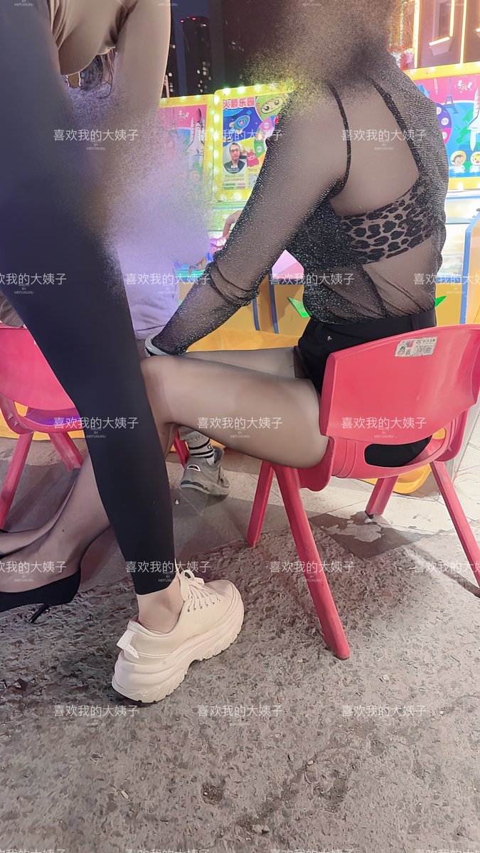 大姐这一身太吸睛
大姐这一身太吸精，我都感觉旁边过路的男人盯着看，其实我也会多看两眼，我觉得这就是我心目中少妇
晚上好兄弟们，本来想在家做饭吃的，老婆说别做了，我们去夜市吃小吃吧
于是便有了这一幕 https://t.co/zwL1r0UqYM