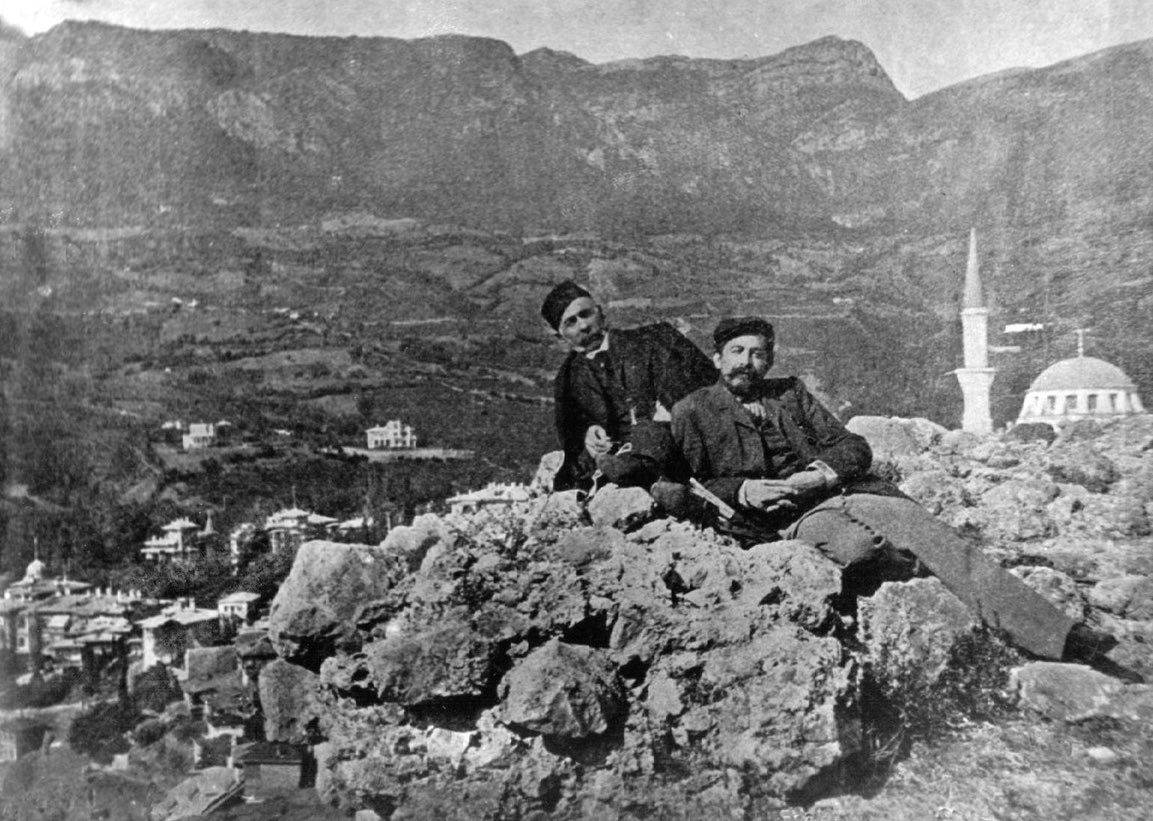 akademiktarihtr's tweet photo. Gaspıralı İsmail Bey ve Yusuf Akçura. Kırım. https://t.co/TbQeenKBRW