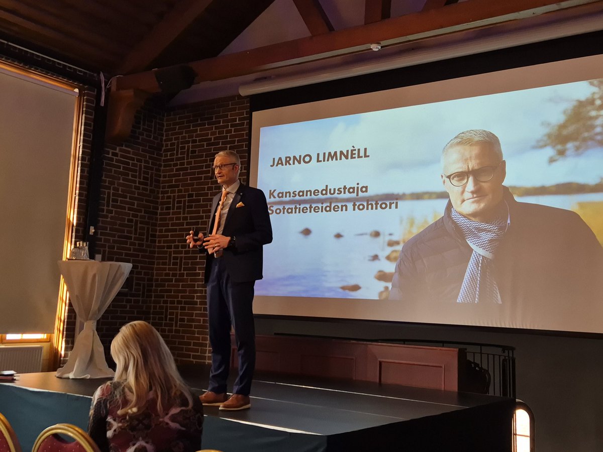 #hkfoods tuottajaseminaarissa puhetta turvallisuudesta ja huoltovarmuudesta <a href="/JarnoLim/">Jarno Limnell</a>. Suomi on kokonaisturvallisuuden edelläkävijä.