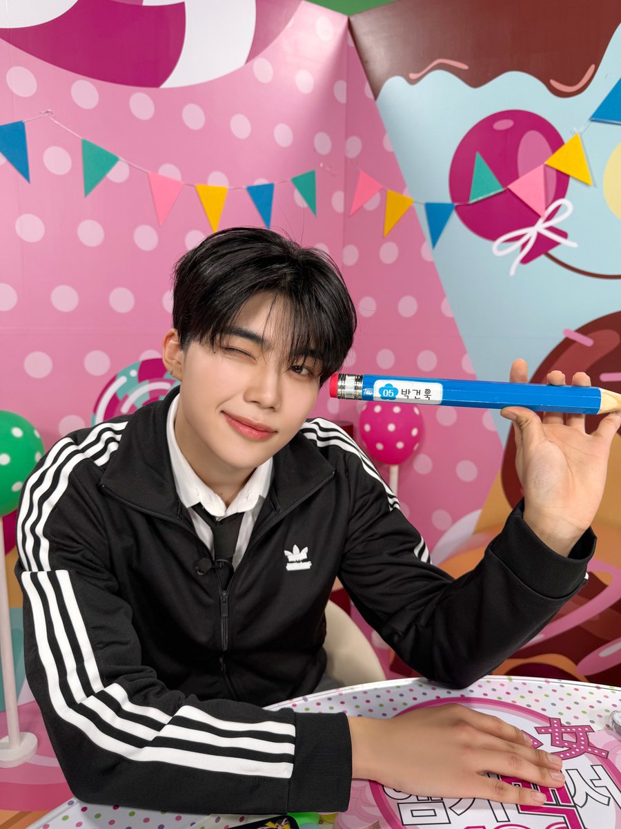 ZB1_official's tweet photo. _𝗭𝗘𝗥𝗢𝗙𝗢𝗖𝗨𝗦

건욱아, 기억해? 
복도에서 떠들다 같이 혼나던 우리...

소년, 제로즈를 만나다💙

#ZEROBASEONE #ZB1 
#제로베이스원 https://t.co/3leY2iLzCU