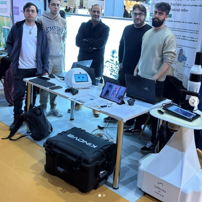 RoboLab_UEx's tweet photo. En el @ForoTransfiere #Málaga llevamos nuestros robots sociales #ebo y #shadow del proyecto #euroageplus @EuroAGE2 @poctep dando a conocer nuestro trabajo en IA, envejecimiento activo e HRI @FundecytPCTEX @infouex https://t.co/jQRARFCzCN