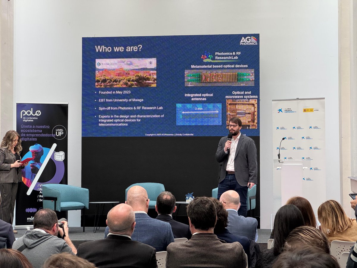 EmprendeXXI_'s tweet image. 🗣️ #AGPhotonics empieza presentándonos su diseño de dispositivos y sistemas basados en fotónica integrada. 📡