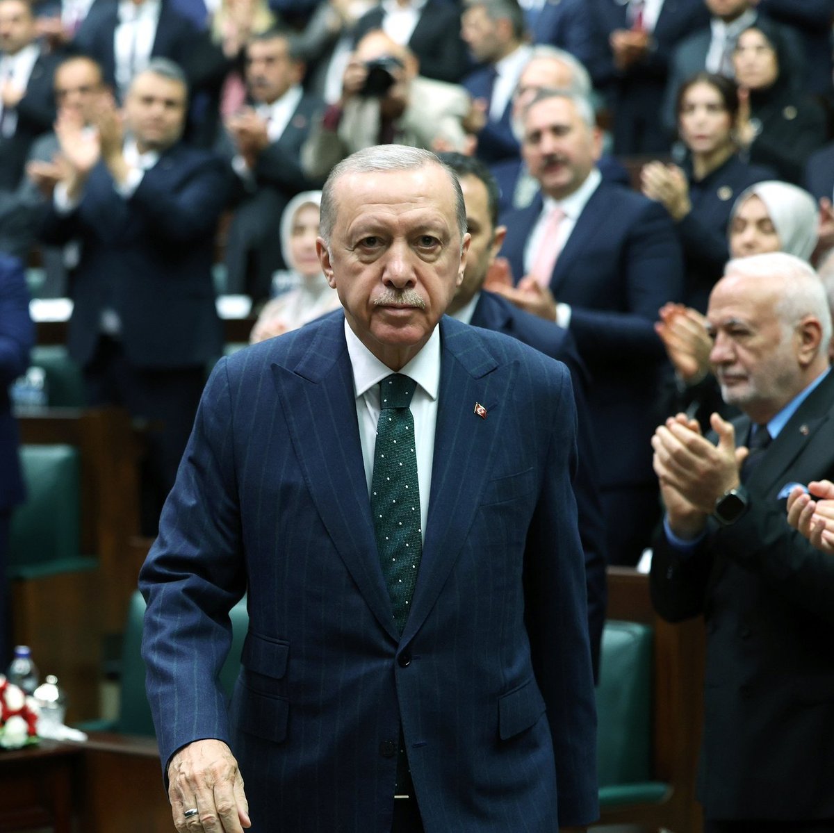 #SonDakika | Ekrem İmamoğlu'ndan Cumhurbaşkanı Erdoğan'a:

Senin bir yüzükle çıktığın bu yolda, yurt içinde, yurt dışında hesabını zerresi için bile veremeyeceğin tonla leken varken benim üç nesildir biriktirdiğim varlığıma, işime ve emeğime göz koyuyor; namusumuza, haysiyetimize