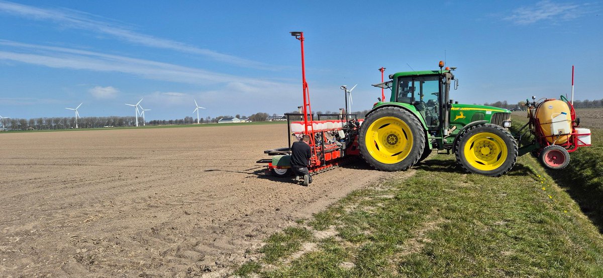 JohanHof1's tweet photo. Vandaag heeft de firma van Beem onder perfecte omstandigheden de uien bij ons gezaaid. Mooi vroeg in het jaar zodat de uien rustig hun groeidagen optimaal kunnen benutten.
Een goede start is het halve werk. https://t.co/sD8GR9pSro