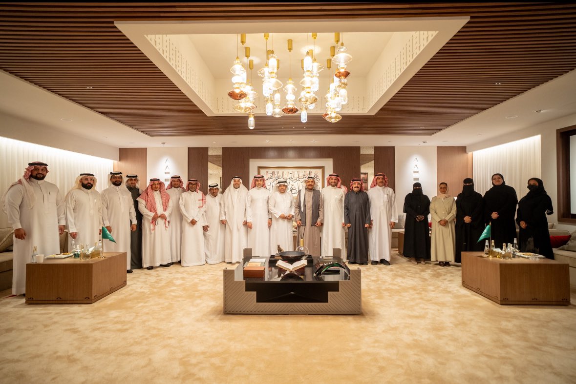 من لقاء ديوانية القلم الذهبي بحضور نخبة من المثقفين والإعلاميين شكراً معاليك <a href="/Turki_alalshikh/">TURKI ALALSHIKH</a> على خلق فرصة للتواجد مع هذا الجمع من النخبة والشكر موصول للأستاذ <a href="/yassermadkhli/">ياسر مدخلي</a>  على كريم الاستضافة.