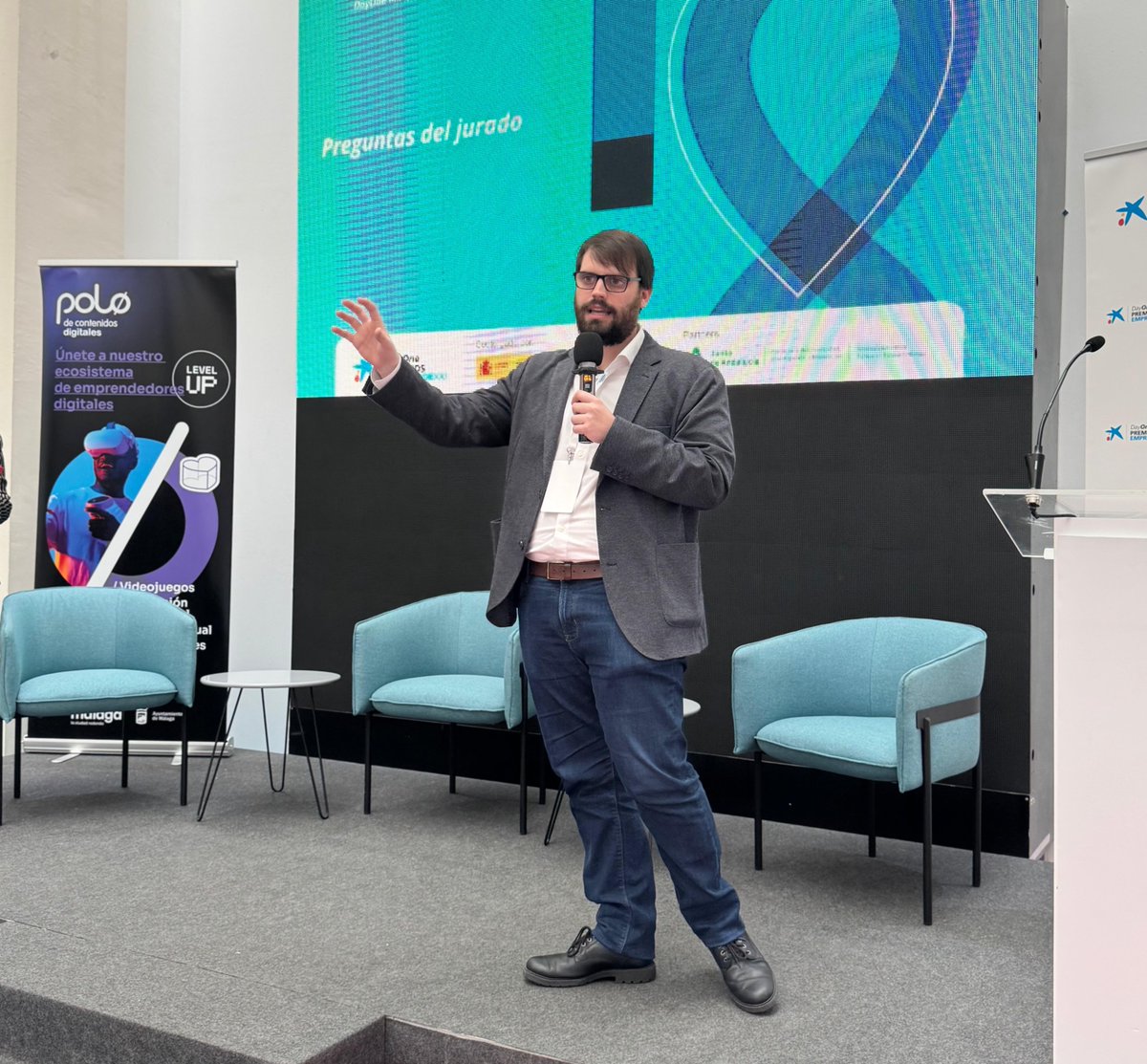 EmprendeXXI_'s tweet image. 🗣️ #AGPhotonics empieza presentándonos su diseño de dispositivos y sistemas basados en fotónica integrada. 📡