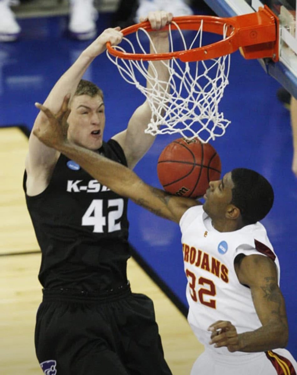 DScottFritchen's tweet photo. Never forget 17 years ago today White Tiger ⁦@darrenkent_42⁩ viciously threw down on O.J. Mayo while helping K-State knock USC out of the 2008 NCAA Tournament. https://t.co/xF2IYYfXPx