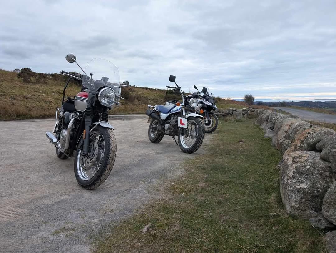 EvolutionWMCC's tweet image. Some Solway Coast members took a 125 friendly bimble around Kirkcudbrightshire with a nice lunch stop. 🧡 A new member's first group ride since attaining her CBT 🙌🏍💨
DM for info on joining!
#EvolutionWMCC #ewmcc #ItsInOurDNA
#bikelife #WomenWhoRide #GirlsWhoRide #motorcycles