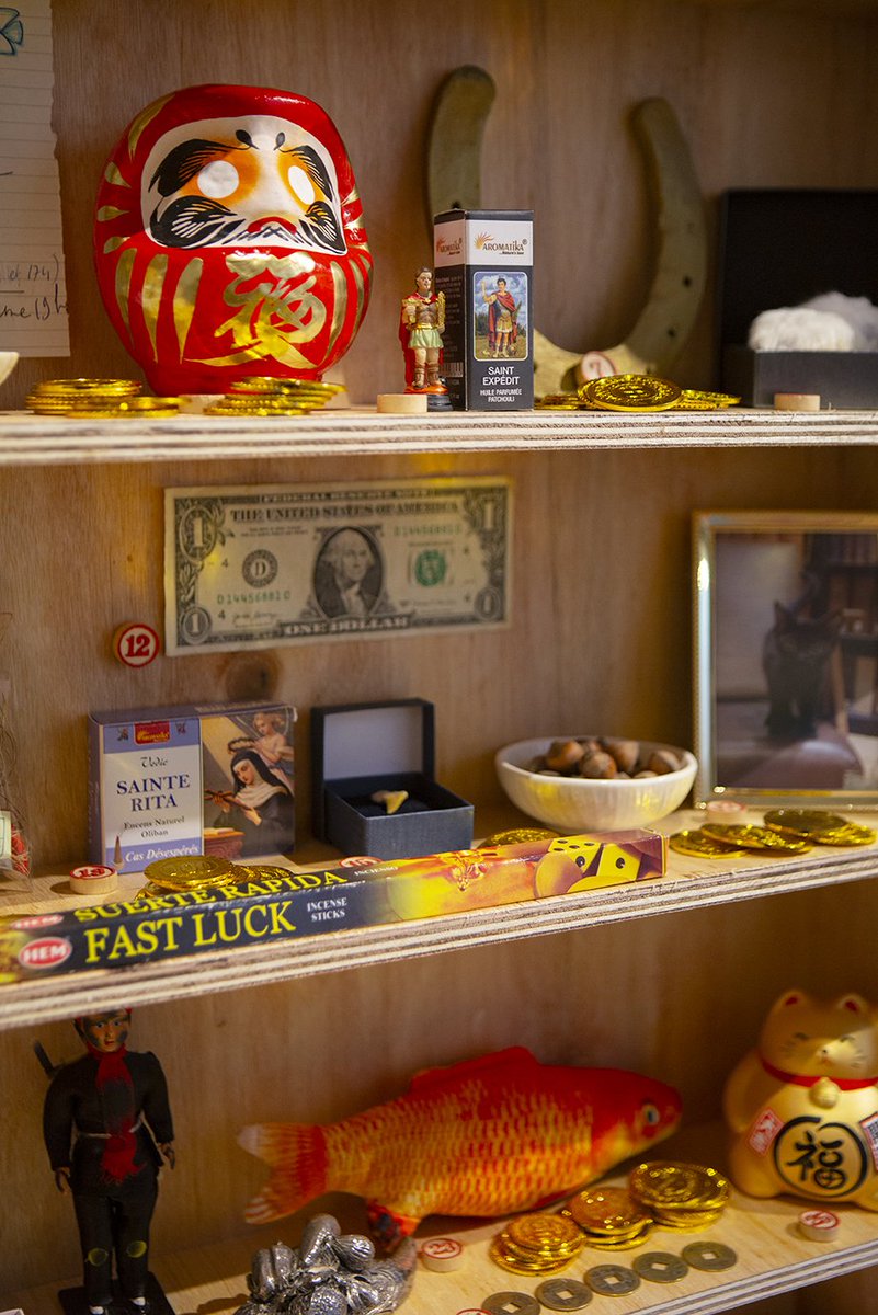Le Théâtre du Nord ouvre ainsi ses espaces à l’Institut pour la photographie de Lille, qui présente l’exposition multimédia sur notre rapport à l’argent, « Just My Luck », pensée par les artistes belges Cécile Hupin et Katherine Longly : bit.ly/41y2ieA