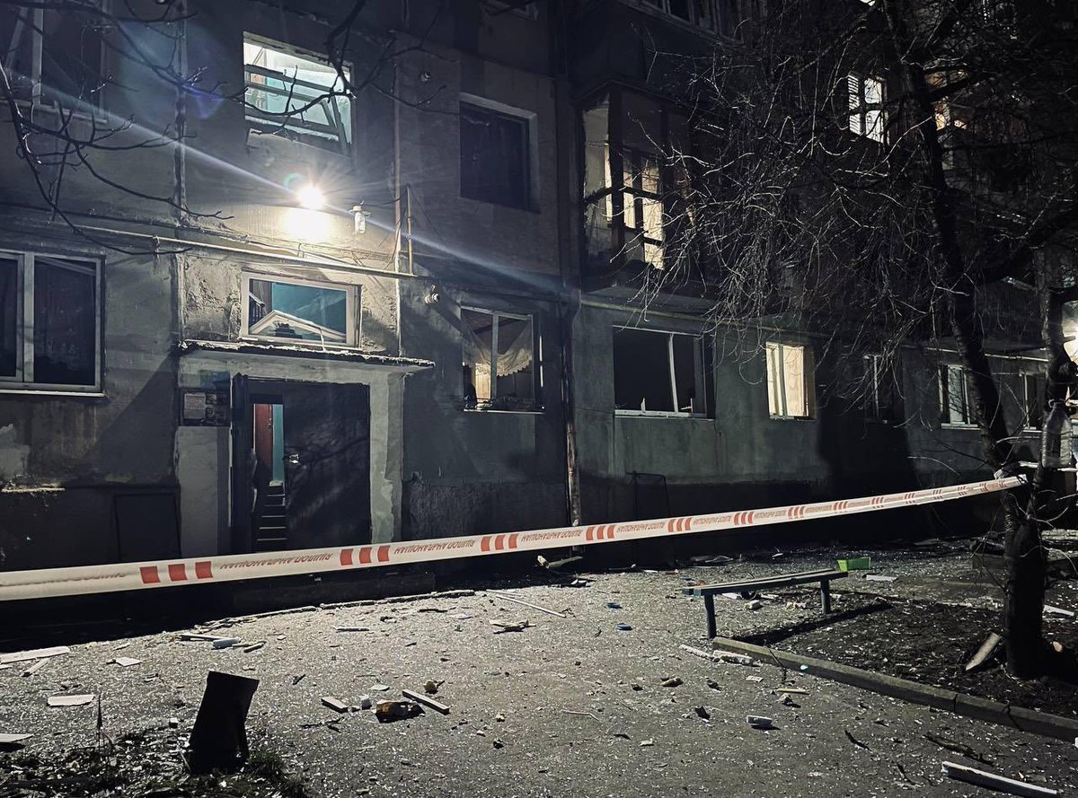 CERFIA AURAIT PU PARLER DES FRAPPES RUSSES TOUTE LA NUIT SUR LES IMMEUBLES CIVILS DE KROPYVNYTSKYI (10 BLESSES DONT 4 ENFANTS).

MAIS ILS PREFERENT PARLER D'UNE FRAPPE DE MISSILE UKRAINIEN SUR UNE BASE AERIENNE RUSSE ABRITANT LES MEMES AVIONS QUI FRAPPENT L'UKRAINE CHAQUE NUIT.