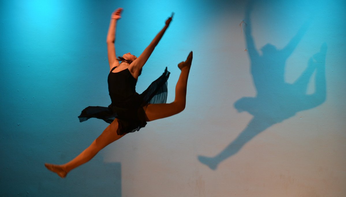 MHSDance4's tweet photo. First look at some of our fantastic soloists from the dance show. Look at that elevation! #danceskills #danceshow #talented https://t.co/m2EEZf72CT