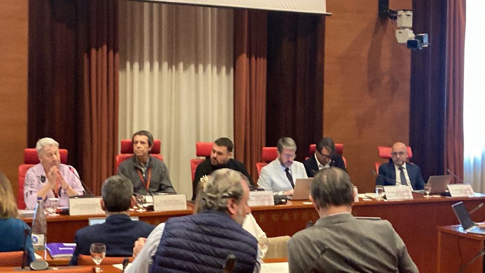 📢 Avui, 20 de març, 11 entitats de defensa dels drets humans demanem la creació d’un grup de treball parlamentari sobre aïllament penitenciari, contencions mecàniques, suïcidis i salut mental a les presons catalanes.

Obrim fil 🧵