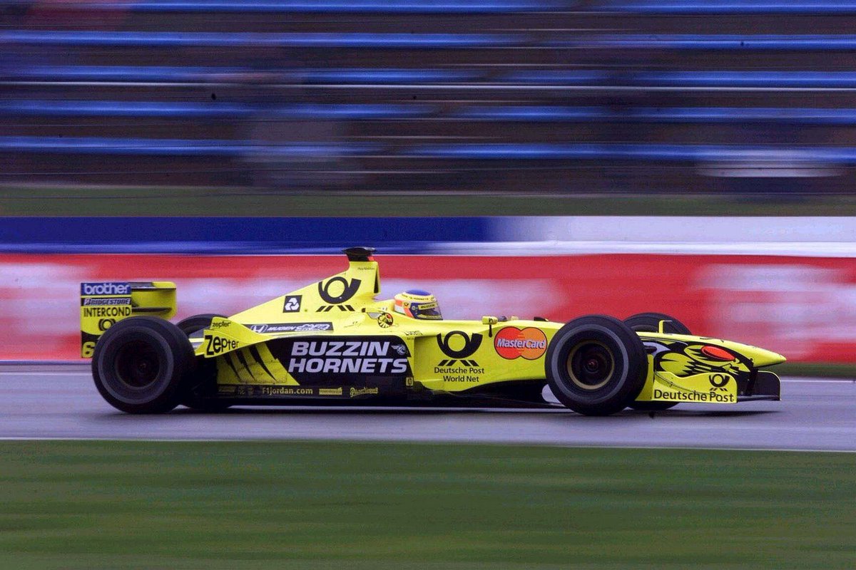 Se dio el lujo de hacer debutar a Michael Schumacher en su equipo y de tener uno de los autos más lindos y creativos de la historia. Ah y además ganó algunas carreras...

DEP Eddie 🕊️ 

#F1 #ChineseGP