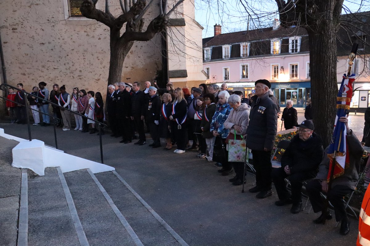 oclodong's tweet image. Hier, mercredi 19 mars à Yerres, cérémonie de souvenir et de recueillement à la mémoire des victimes civiles et militaires de la guerre d’Algérie et des combats en Tunisie et au Maroc. « La mémoire n’est pas un fardeau, mais une lumière. » #Yerres #19mars #souvenir #mémoire