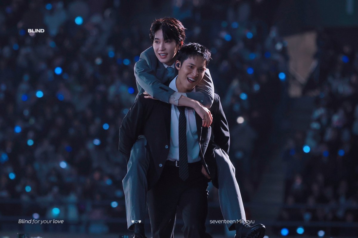 blindformg's tweet image. 250320 민규가 벌칙으로 원우 업고 트랙 한 바퀴 뛰었는데 마지막에 둘이 손잡고 들어왓더 ㅠㅜㅜ
#원우 #민규 #세븐틴 #WONWOO #MINGYU #SEVENTEEN