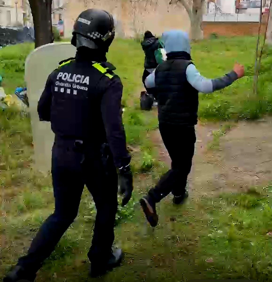 Comparto el perfil de los okupas "vulnerables" que hemos desocupado hoy con <a href="/Badalona_GUB/">Guàrdia Urbana de Badalona</a> en el barrio de Bufalà #Badalona:
- Mujer española con 4 detenciones. 
- Hombre argelino con 56 detenciones. 
- Hombre argelino con 10 detenciones. 
- Hombre marroquí con 4 detenciones. 
-