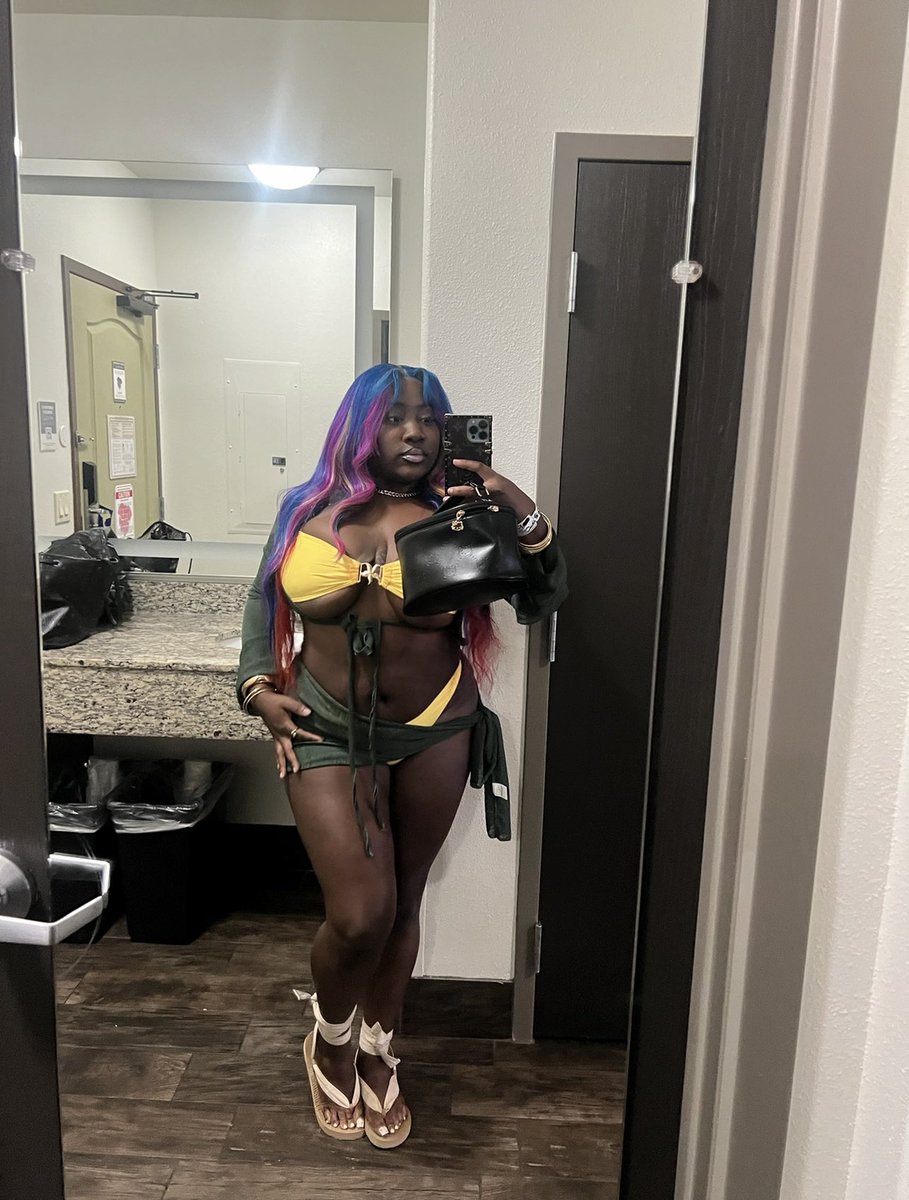 Yall bitches be tanning for this darkskin🥰