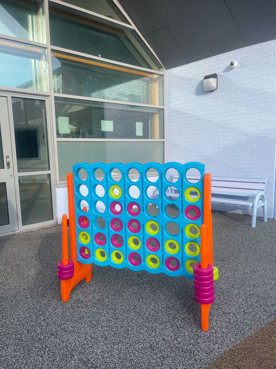 Lovely sunny day on Woodbank today, patients asked for a picnic in the garden in the morning meeting. One of our lovely patients helped prepare all the food! Food and games afternoon with all 🌺🌺