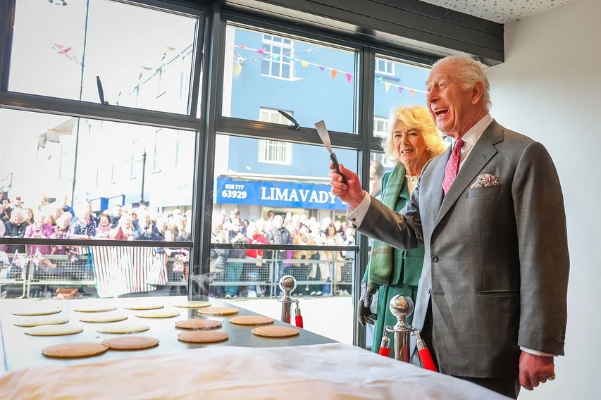 Their Majesties The King and Queen arrived in Causeway Coast &amp; Glens today as part of a series of visits to Limavady.

They visited 200-year-old local family business Hunters Bakery, before moving on to the Roe Valley Arts &amp; Cultural Centre.

Read more:👉 bit.ly/4hs9WNF