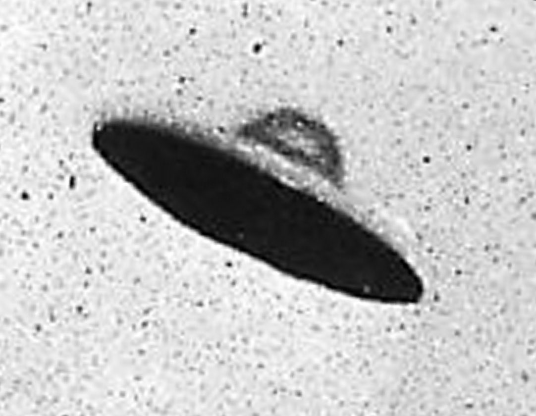 Arnfden0's tweet photo. #uapX #ufoX #ufotwitter #uaptwitter #NHItwitter #weareNOTalone #endUAPsecrecy #ovnis #NHIs #Imminent #ImmaculateConstellation #NationalArchives 

Good day 🌞 indeed! 

This photo reminds me that, disks and domed saucer types are more common than people may realize. https://t.co/COIR9W7Hs2