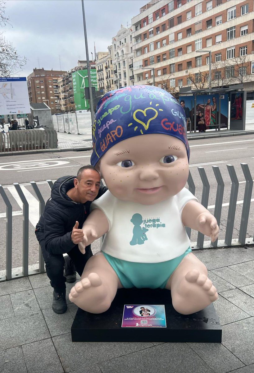 De paseo por las calles de Madrid, regalando mil besos y montones de guiños mágicos a los #BabyPelonesJT gigantes de @juegaterapiaorg y celebrando los 10 años de estos muñecos maravillosos 😄🌆🎀

Sigamos construyendo sueños para los peques campeones, en sus hospitales 💪❤️