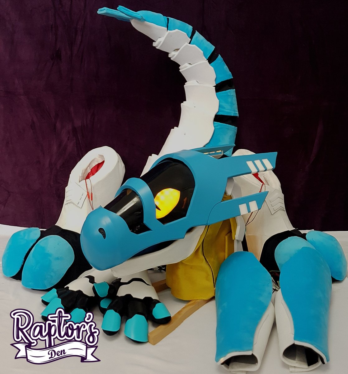 RaptorsDen's tweet image. Le partial is finished :3
Lots of cables around, but all the parts are connected this way because of the amount of leds. They can be disconnected easily to take on the partial.
#synthsuit #fursuit #commission #furryfandom
