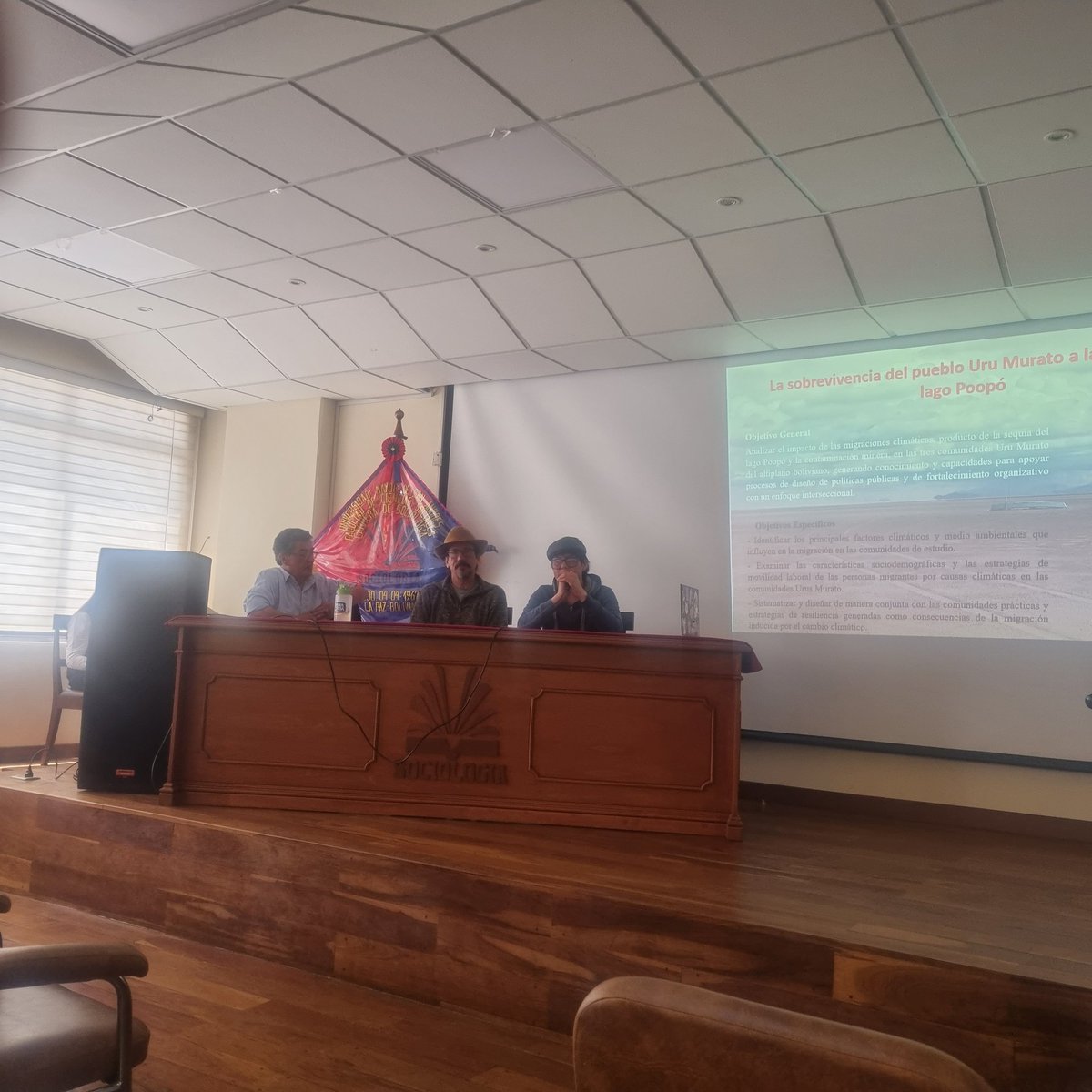 IDIS_UMSA's tweet photo. Alfonso Hinojosa, investigador  y Marcelo Jurado, auxiliar de investigación, presentan información del Programa de Investigación en Migración del IDIS https://t.co/YVCZs6PwTi