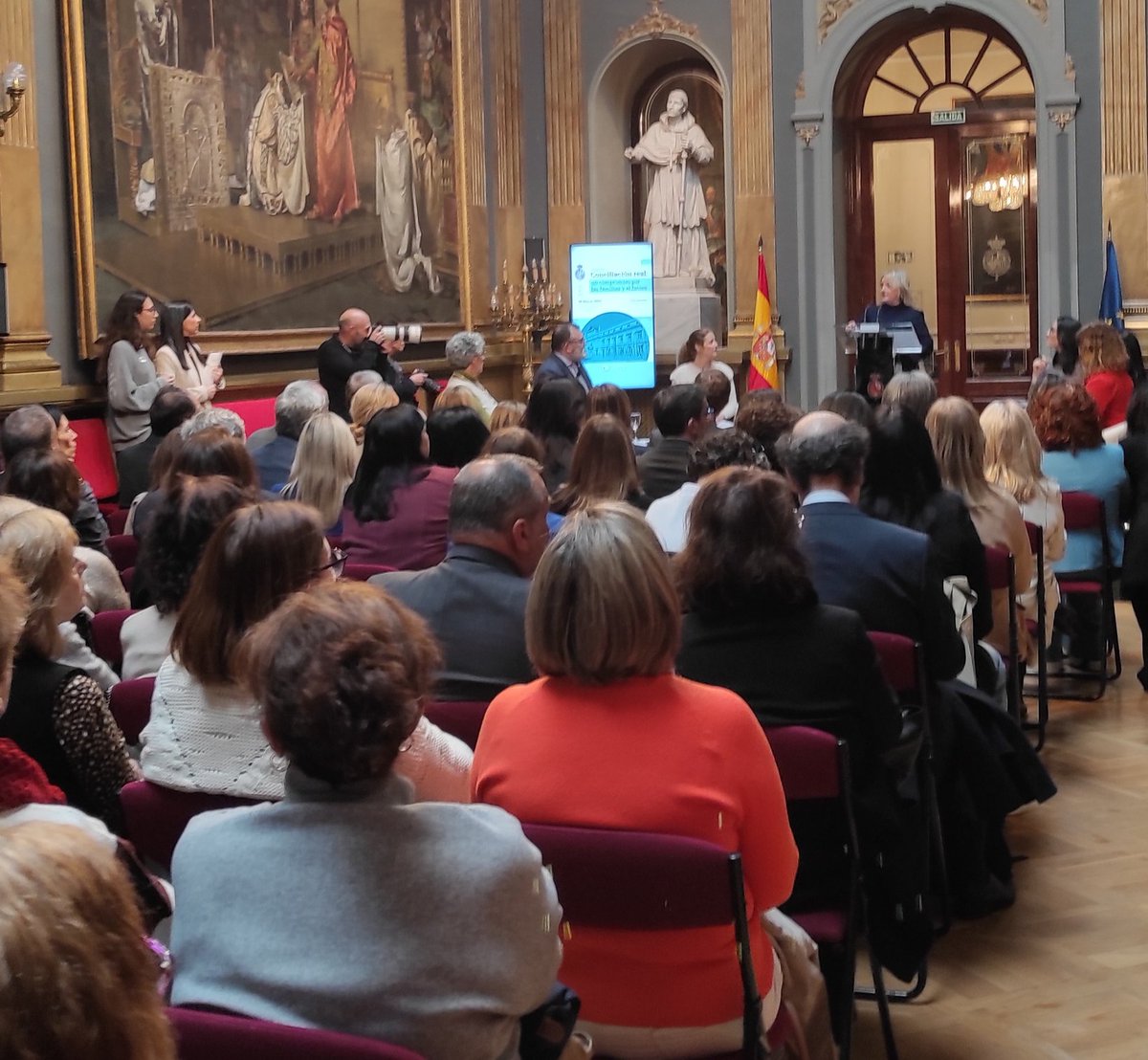 Muy interesante la mesa redonda sobre #conciliación organizada por el <a href="/ppopular/">Partido Popular</a> para buscar medidas reales y eficaces con la ayuda de las familias, y sobre todo mujeres, que más difícil lo tienen: las #familiasnumerosas, las #monoparentales, las #autónomas y las de #mediorural.