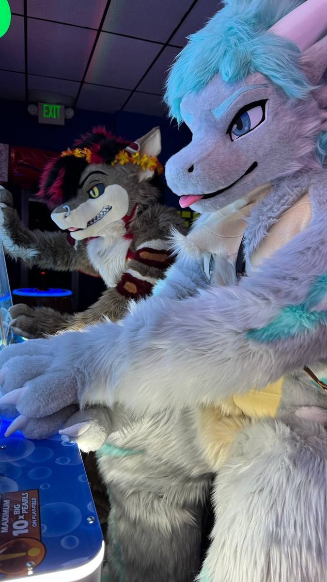My bes fren of almost 10 years <a href="/ReteShark/">Rete 鮫 Leopard Shark 🌊 🦈</a> and I playing games