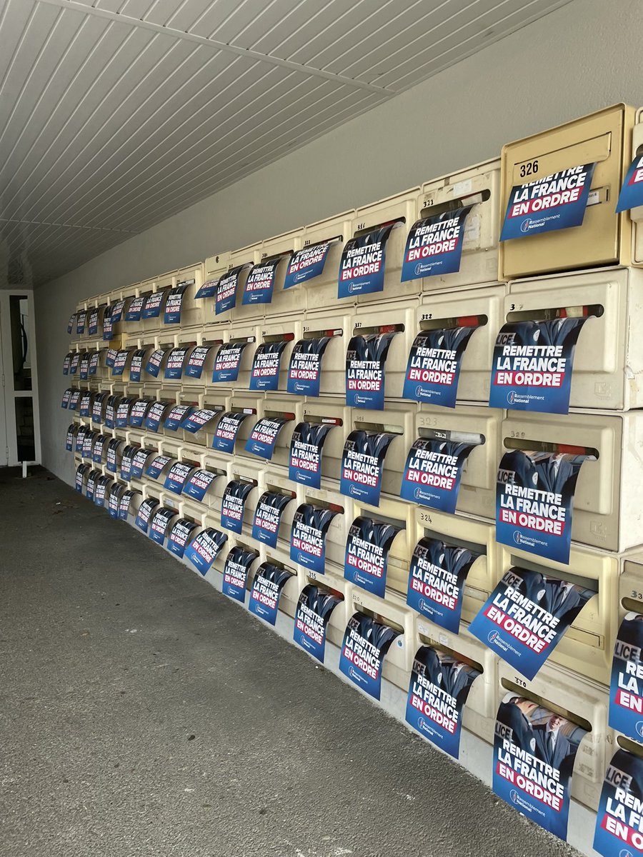 RNduMorbihan's tweet photo. La 1ère circonscription du #RN56 était une nouvelle fois mobilisée pour un boîtage à #Vannes sur l’#insécurité !💪🇫🇷 Rejoignez-nous !
#sécurité #RN #JusquÀlaVictoire https://t.co/GhwXO6gOfP