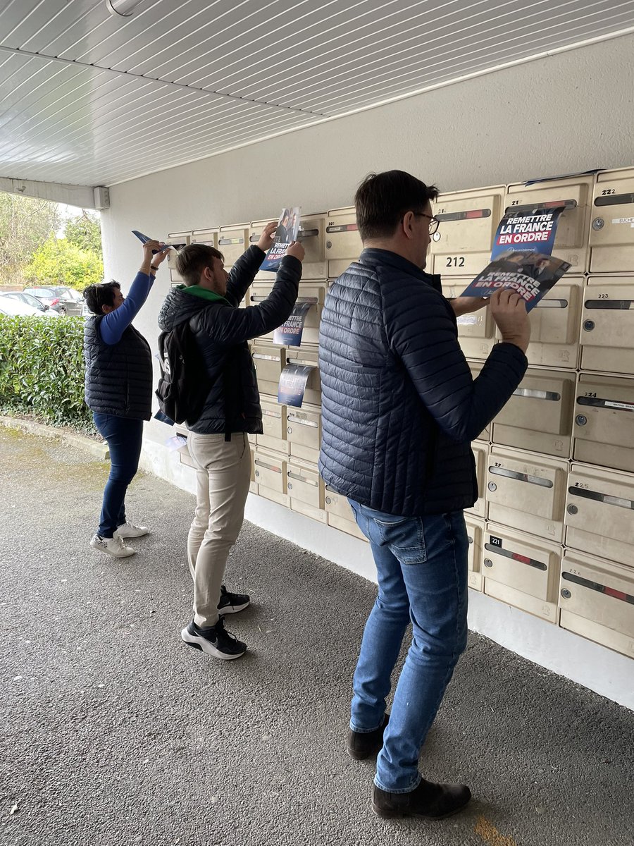 RNduMorbihan's tweet photo. La 1ère circonscription du #RN56 était une nouvelle fois mobilisée pour un boîtage à #Vannes sur l’#insécurité !💪🇫🇷 Rejoignez-nous !
#sécurité #RN #JusquÀlaVictoire https://t.co/GhwXO6gOfP