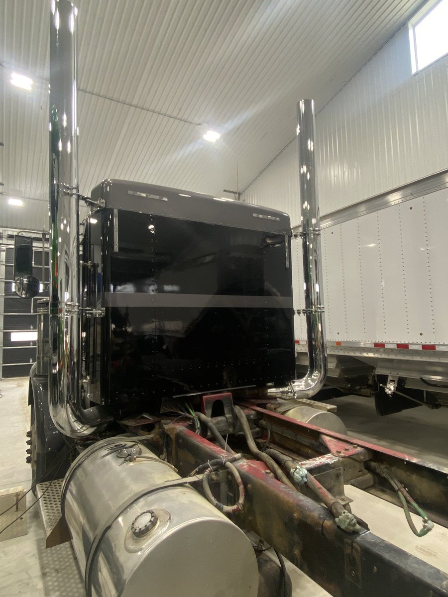 JoeWecker's tweet photo. 1994 Kenworth T800 for sale. 
Cat 3406 , 1.7 million km
13 speed transmission (new 2016)
new drive tires 
new cab paint, fenders and bumper
Fresh Ontario safety 
$45,000 obo https://t.co/wVXM3tnPsR