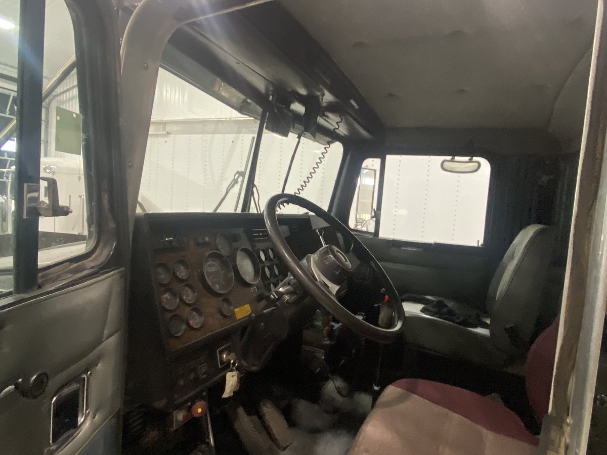 1994 Kenworth T800 for sale. 
Cat 3406 , 1.7 million km
13 speed transmission (new 2016)
new drive tires 
new cab paint, fenders and bumper
Fresh Ontario safety 
$45,000 obo