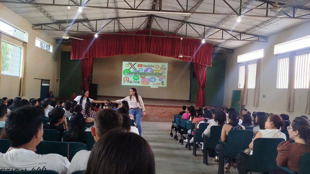 Capialcaldia's tweet photo. La Comisaria de familia, Juliana Villamizar Suárez , psicóloga Astrid Godoy Gómez y trabajadora social  Shirley Sánchez Sánchez, con el Colegio Divino Niño, adelantaron hoy capacitación dirigida a los grados octavo y noveno y padres de familia referente a las redes sociales. https://t.co/PgO0jCVMSC