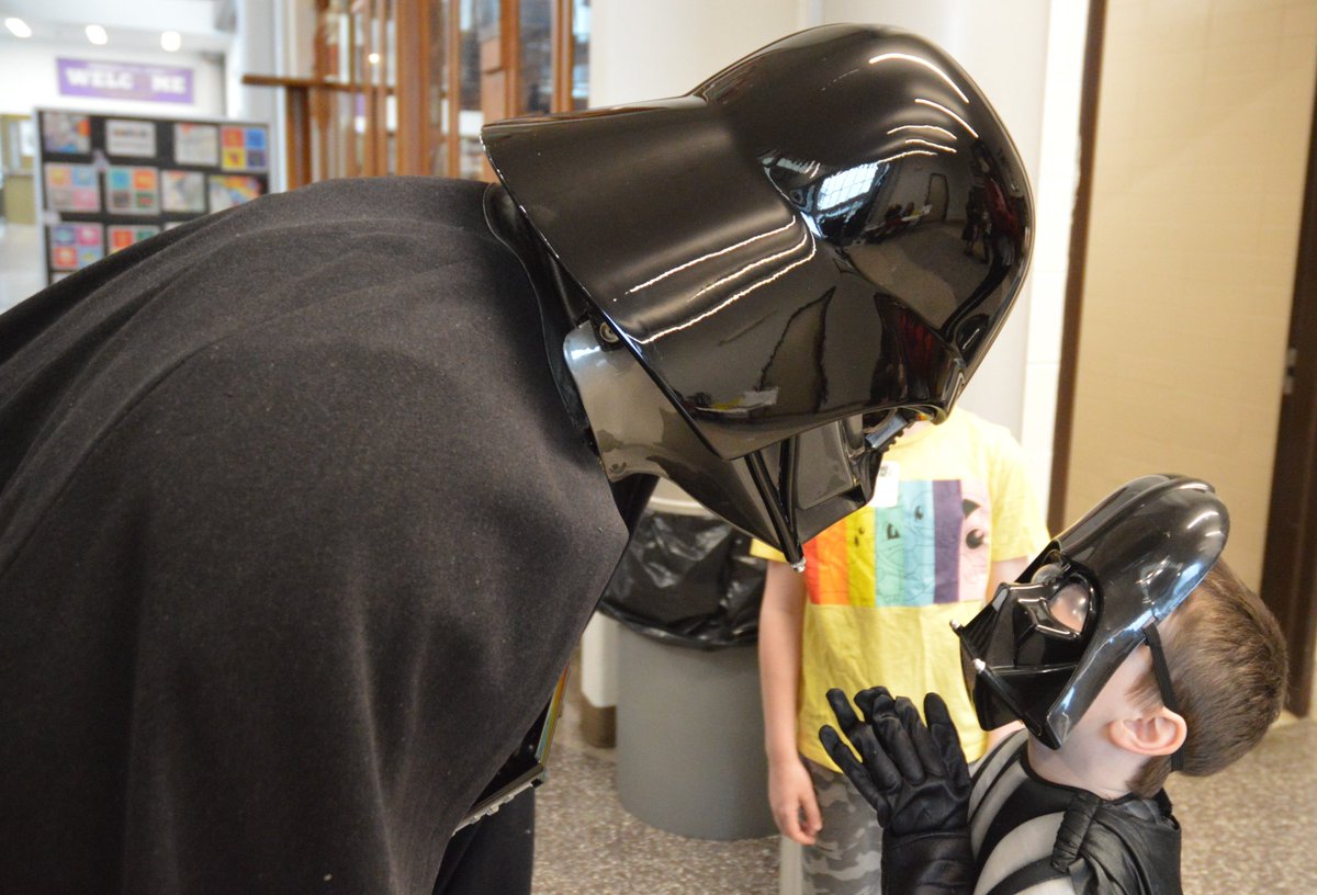 501ECG's tweet image. As you can see by the sheer joy on this child's face, you should ALWAYS meet your heros.

Sewanha Con
PC: Vicki Lares

Featured Troopers:
SL-5928
TI-76500
With a special appearance from the Rebel Legion Echo Base

#501st #501stlegion #official501st #501stecg #darthvader